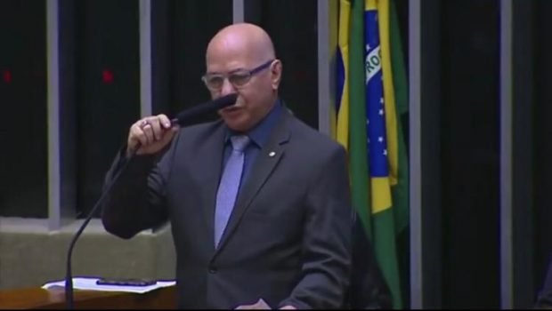 Na tribuna professor Alcides diz que não pode fazer nada pelo