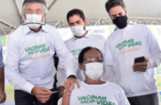 Governador Ronaldo Caiado aplica dose da vacina contra covid-19 em Goiás (Foto: Governo)