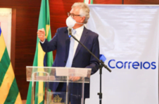 Governador Ronaldo Caiado (DEM) na assinatura de protocolo de intenções com os Correios (Foto: Divulgação)
