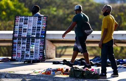 Comerciantes informais vendem produtos nas ruas (Foto: Marcelo Camargo/Agência Brasil)