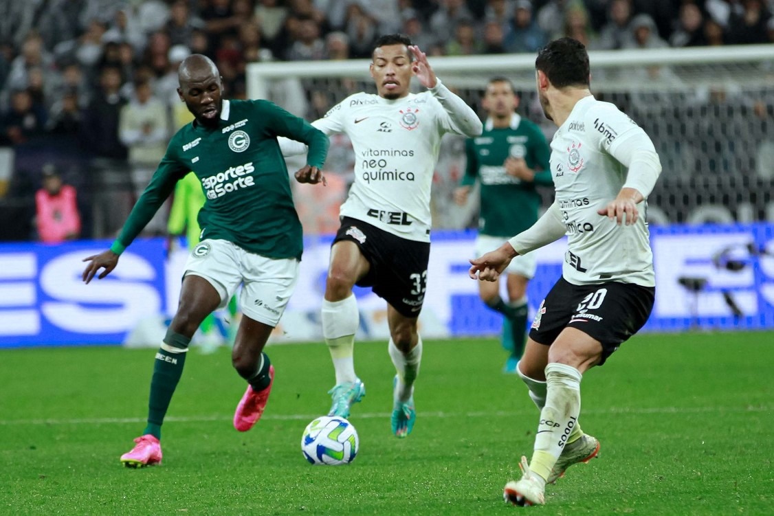 Corinthians sai atrás e busca empate com o Goiás na Neo Química